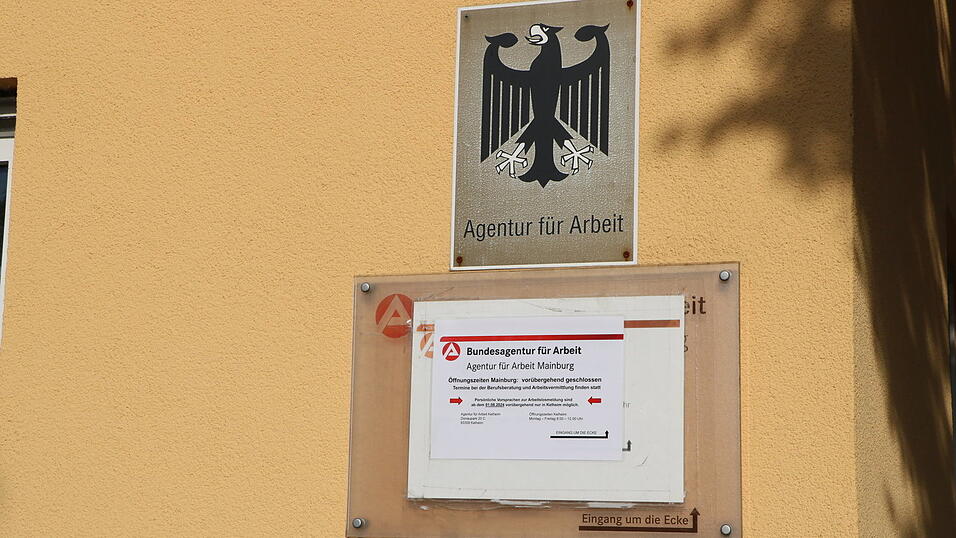 Vorübergehend geschlossen: Die Agentur für Arbeit Mainburg am Graben. Persönliche Vorsprachen und Arbeitslosmeldungen sind aktuell nur in Kelheim möglich, macht der Aushang deutlich. Vorübergehend geschlossen: Die Agentur für Arbeit Mainburg am Graben. Persönliche Vorsprachen und Arbeitslosmeldungen sind aktuell nur in Kelheim möglich, macht der Aushang deutlich.
