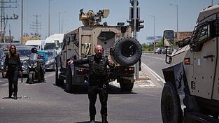 Einsatzkräfte der Polizei am Ort eines Anschlags in Israel. Einsatzkräfte der Polizei am Ort eines Anschlags in Israel.