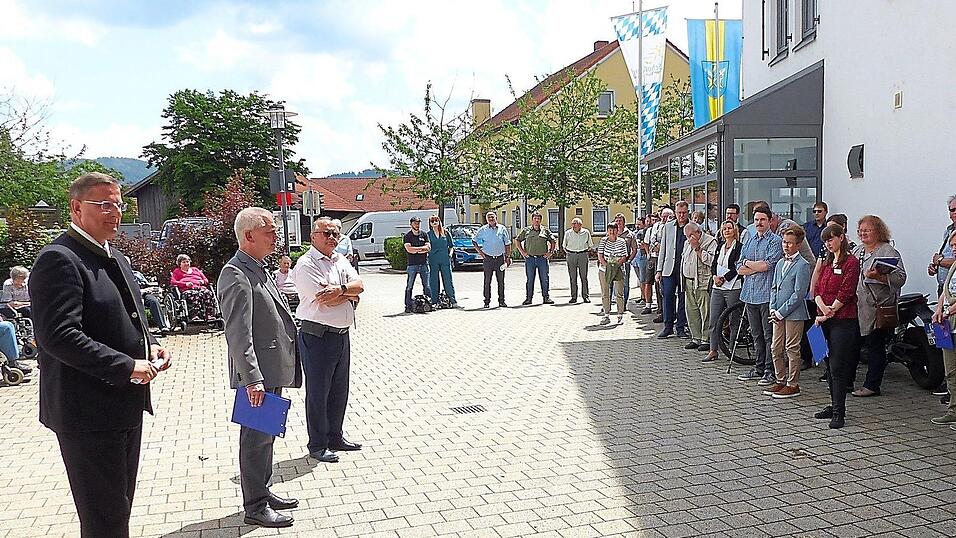 Josef Hofbauer (Zweiter von links), Leiter der Bezirksbewertungskommission, attestiert Schorndorf 'einen energiegeladenen Einblick'.
