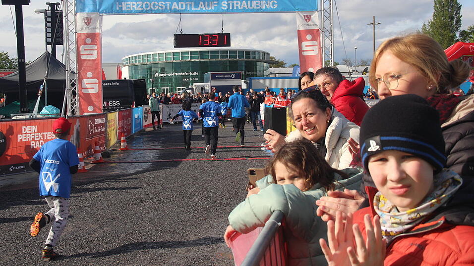 Nasskaltes Aprilwetter lässt die jungen Straubinger Läufer kalt.