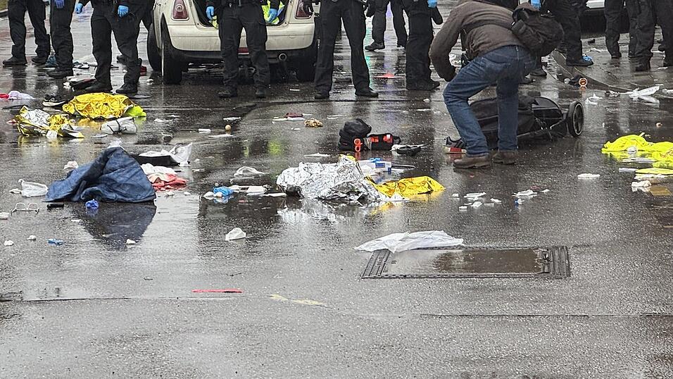 Fotos vom Stiglmaierplatz zeigen verstreute Gegenstände, das Auto des Fahrers, Menschen in Aufruhr. Fotos vom Stiglmaierplatz zeigen verstreute Gegenstände, das Auto des Fahrers, Menschen in Aufruhr.