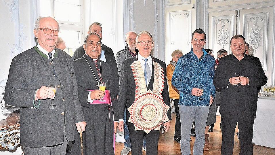 Beim 20-j&auml;hrigen Vereinsbestehen im Jahr 2022 war f&uuml;r Vorsitzenden Willi Z&ouml;lch (Mitte) die Welt noch in Ordnung. Dabei erhielt er von Erzbischof Kuriakose einen Orden aus Rupien-Banknoten, mit auf dem Bild auch Baron Johann Carl von Hoenning O'Carroll, Pfarrer Erwin Gietl und zweiter B&uuml;rgermeister Franz Raab. (Archiv)