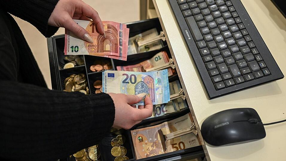 Überwiegend können die Menschen im Euroraum mit Schein und Münze zahlen, wenn sie das wollen. (Symbolbild) Überwiegend können die Menschen im Euroraum mit Schein und Münze zahlen, wenn sie das wollen. (Symbolbild)