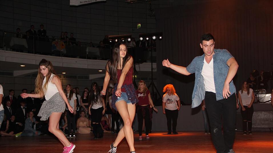 Die Bilder vom Abschlussball der Tanzschule Seidel in der Fraunhofer-Halle am 28. November. Die Bilder vom Abschlussball der Tanzschule Seidel in der Fraunhofer-Halle am 28. November.