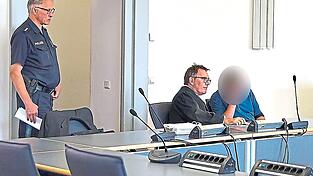 Der Angeklagte (r.) sitzt seit der Tat in Untersuchungshaft. Er kann über seinen Anwalt Axel Reiter Revision beantragen.