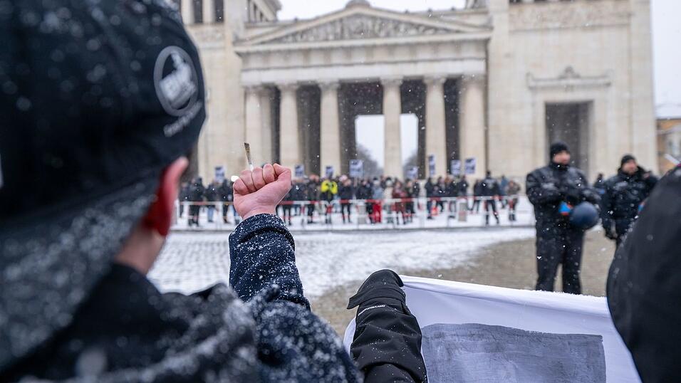 Die Polizei hielt die Teilnehmer der beiden Demonstrationen auf Abstand. Die Polizei hielt die Teilnehmer der beiden Demonstrationen auf Abstand.