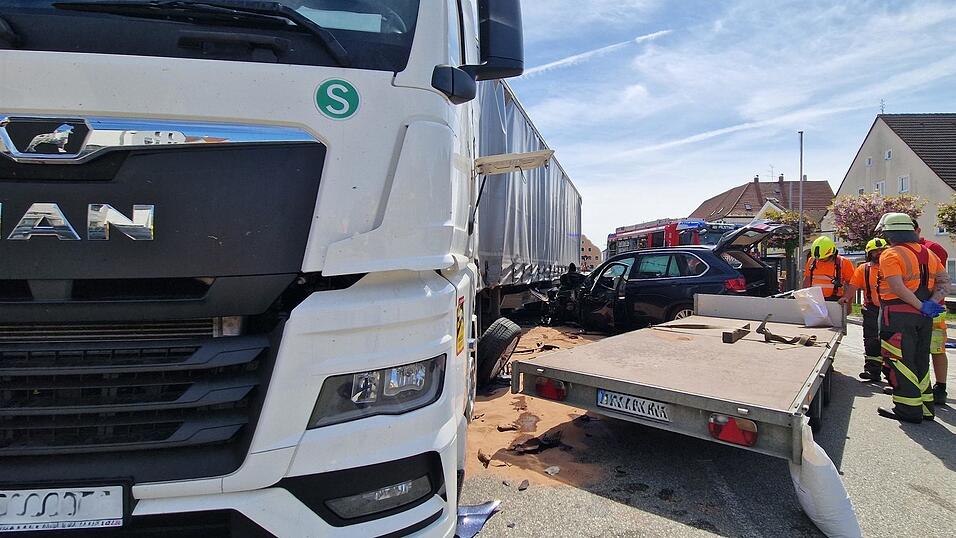 Das Autogespann krachte seitlich in den Lastwagen. Wie es zu dem Unfall im Begegnungsverkehr kam, ist noch nicht klar.