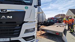 Das Autogespann krachte seitlich in den Lastwagen. Wie es zu dem Unfall im Begegnungsverkehr kam, ist noch nicht klar.