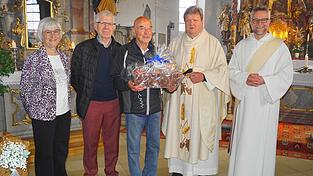 Mit einem letzten &bdquo;Vergelt&rsquo;s Gott&ldquo; verabschiedeten sich Pfarrer, Diakon, Kirchenverwaltung, Pfarrgemeinderat und Pfarrgemeinde von einem Mann, der sich um alles k&uuml;mmerte.
