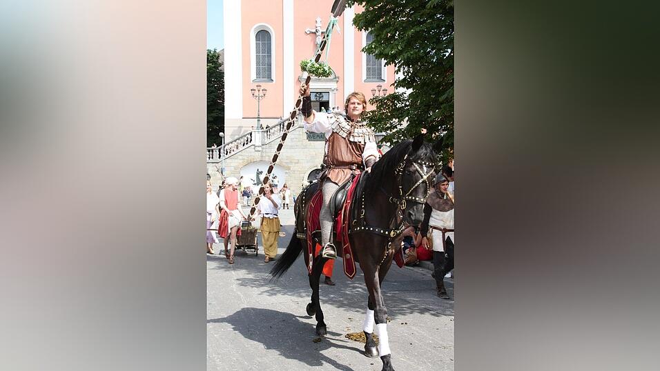 Die schönsten Augenblicke des historischen Drachenstich-Festzuges 2016. Die schönsten Augenblicke des historischen Drachenstich-Festzuges 2016.
