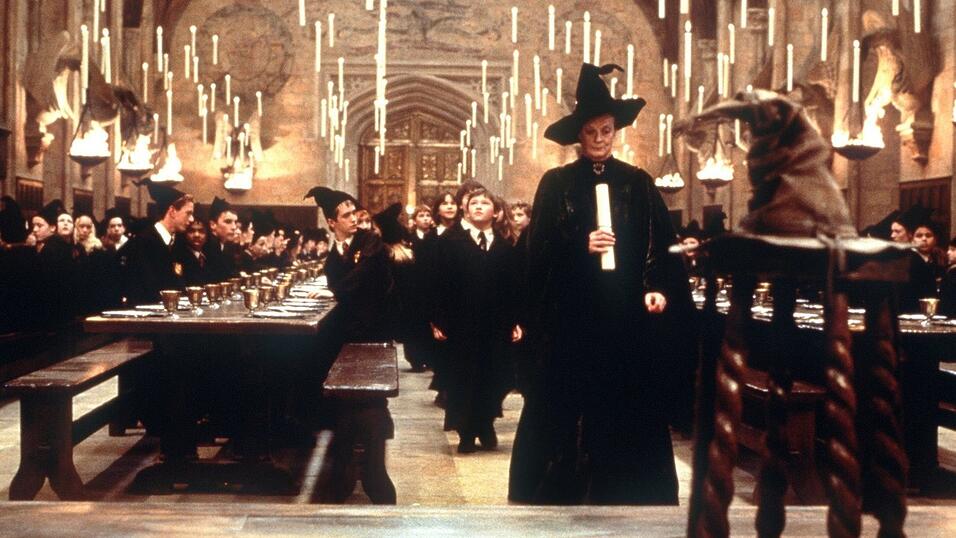 In dem Kinofilm 'Harry Potter und der Stein der Weisen' führt die Professorin Minerva McGonagall (Maggie Smith) die neuen Zauberlehrlinge mit einer Kerze in der Hand durch einen riesigen Saal der Hogwarts-Schule für Zauberkunst (undatierte Filmszene). In dem Kinofilm 'Harry Potter und der Stein der Weisen' führt die Professorin Minerva McGonagall (Maggie Smith) die neuen Zauberlehrlinge mit einer Kerze in der Hand durch einen riesigen Saal der Hogwarts-Schule für Zauberkunst (undatierte Filmszene).