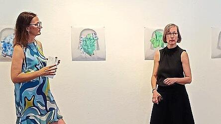 Ursula Kreutz (rechts) ist bekannt f&uuml;r ihre beeindruckenden Rauminstallationen.