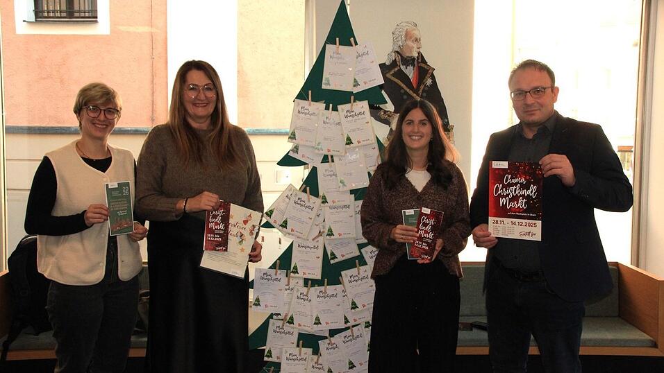 Das Weihnachtsprofi-Team der Chamer Tourist Info: Susanne Segl (von links), Lisa Sittenauer und Katrin Pielmeier. Auch Bürgermeister Martin Stoiber freut sich auf den Christkindlmarkt.