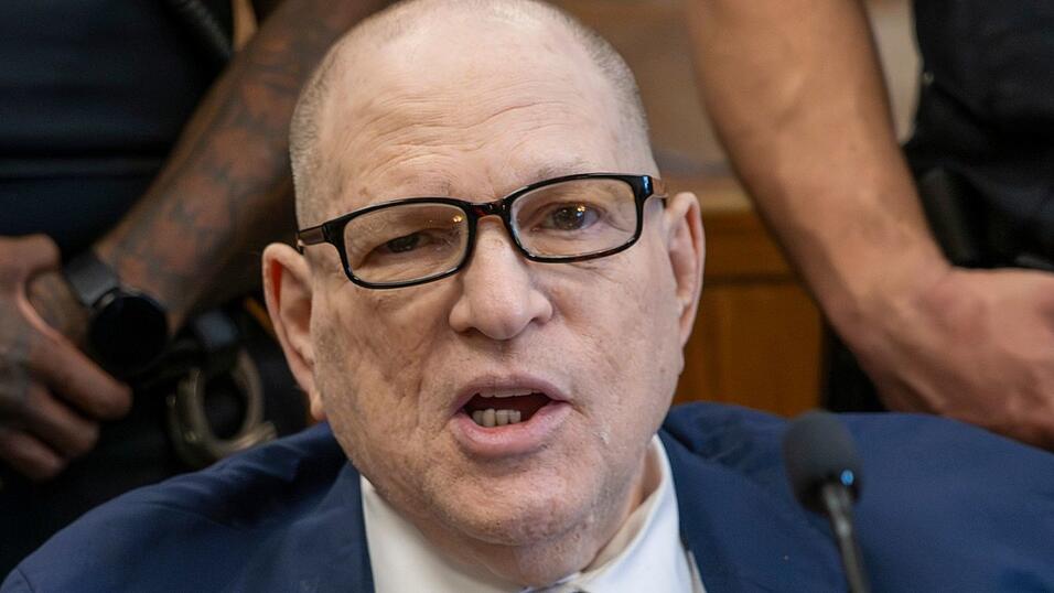 Weinstein trat zuletzt gesundheitlich angeschlagen im Rollstuhl vor Gericht auf. (Archivbild)