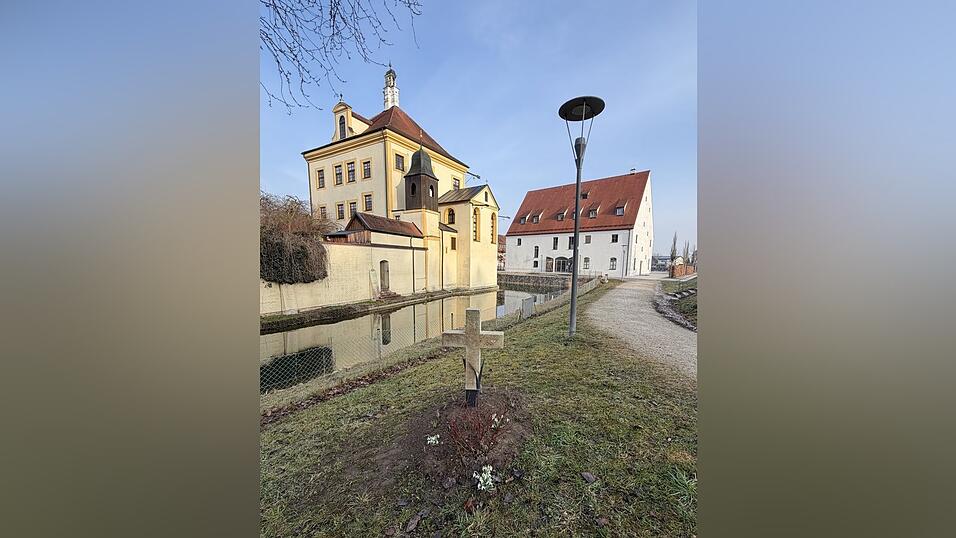 Am Schlossteich zeigt jetzt das Kreuz in die Richtung, wo Anna Forster einst gestorben ist.