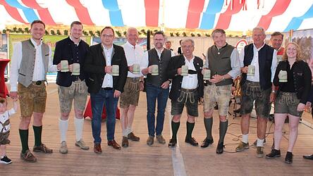 Prost aufs Volksfest: MdL Julian Preidl, Landrat Christian Schindler, B&uuml;rgermeister Martin Stoiber, Oberst Peter Berger, MdL Dr. Gerhard Hopp, Josef Kappenberger und Christian Pl&ouml;tz vom Volksfestverein, Festwirt J&uuml;rgen Sch&uuml;tzenmeier, Braumeisterin Miriam Engleder.
