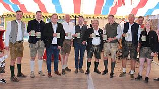 Prost aufs Volksfest: MdL Julian Preidl, Landrat Christian Schindler, B&uuml;rgermeister Martin Stoiber, Oberst Peter Berger, MdL Dr. Gerhard Hopp, Josef Kappenberger und Christian Pl&ouml;tz vom Volksfestverein, Festwirt J&uuml;rgen Sch&uuml;tzenmeier, Braumeisterin Miriam Engleder.