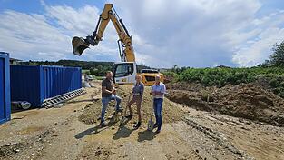 Bürgermeisterin Birgit Gatz (ULTi) beim Spatenstich mit dem Geschäftsführer der Baufirma Breiteneicher Bau GmbH Michael Winkler (links) und Bau-Ingenieur Günter Preiss vom Planungsbüro Preiss und Schuster.
