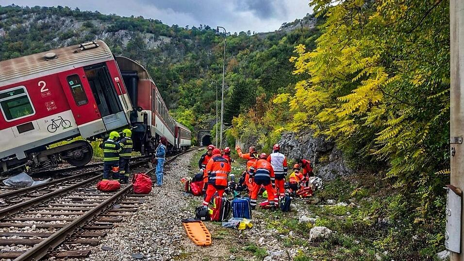 Auf diesem von der slowakischen Polizei veröffentlichten Foto behandeln Rettungskräfte verletzte Fahrgäste nach dem Zugunglück.