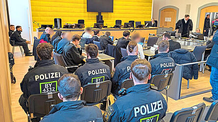 Bereitschaftspolizisten bewachen die Geiselnehmer im Gerichtssaal.