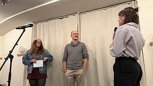 Maja Schmatz (r.) mit den beiden Finalisten Hannes Garbe (Mitte) und Stefanie Lippl (l.). Maja Schmatz (r.) mit den beiden Finalisten Hannes Garbe (Mitte) und Stefanie Lippl (l.).