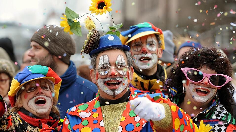 Ein für Sonntagnachmittag geplanter Faschingszug durch die Nürnberger Innenstadt soll weiterhin stattfinden. (Archivbild) Ein für Sonntagnachmittag geplanter Faschingszug durch die Nürnberger Innenstadt soll weiterhin stattfinden. (Archivbild)