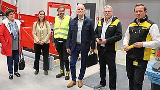 Ließen sich die neue Technik von Abteilungsleiter Benedikt Zitzlsperger (rechts) erklären: Bernadette Dechant, Johanna Heigl und Josef Kraus (2. bis 4. von links).