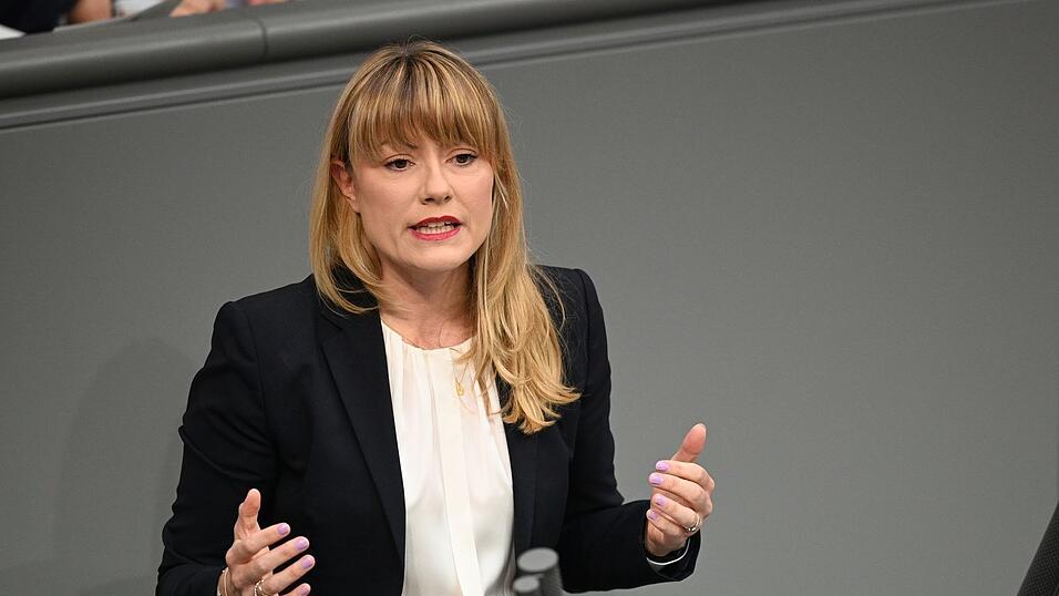 Die fluchtpolitische Sprecherin der Linksfraktion, Clara Bünger, rät der Bundesregierung Schutzsuchenden in Deutschland grundsätzlich den Weg in ein dauerhaftes Bleiberecht zu eröffnen. (Archivbild) Die fluchtpolitische Sprecherin der Linksfraktion, Clara Bünger, rät der Bundesregierung Schutzsuchenden in Deutschland grundsätzlich den Weg in ein dauerhaftes Bleiberecht zu eröffnen. (Archivbild)