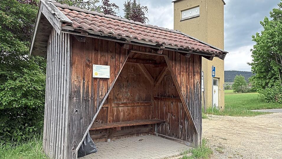 Der Stammtisch hat das &bdquo;Bushaisl&ldquo; an der Tradtstra&szlig;e gebaut.