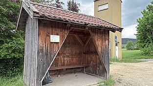 Der Stammtisch hat das &bdquo;Bushaisl&ldquo; an der Tradtstra&szlig;e gebaut.