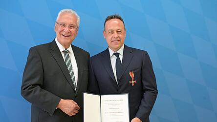 Innenminister Joachim Herrmann &uuml;berreicht Marco Sturm die Auszeichnung.
