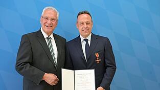 Innenminister Joachim Herrmann &uuml;berreicht Marco Sturm die Auszeichnung.