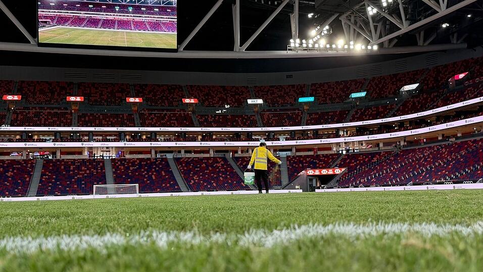 Der Rasen für das Testspiel wird vorbereitet Der Rasen für das Testspiel wird vorbereitet
