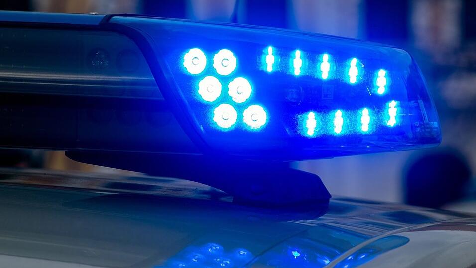 Ein 81-Jähriger ist am Dienstag in Dingolfing von der Straße abgekommen und schwer verletzt worden. (Symbolbild)