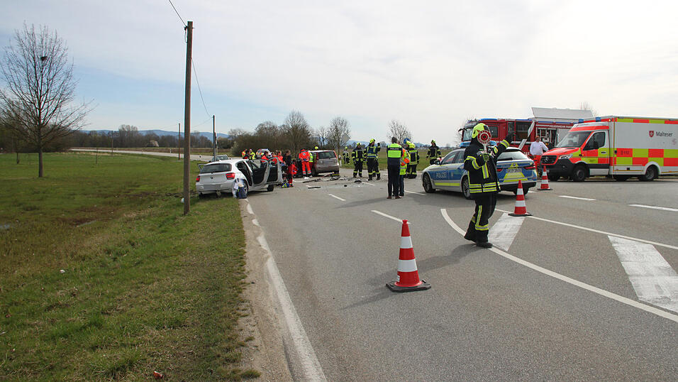 Auf der Kreisstraße bei Kößnach sind am Dienstagvormittag zwei Autos kollidiert. 