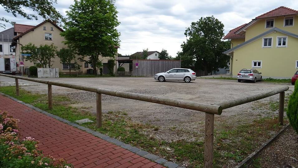 Der bisherige Kiesparkplatz wird neu geordnet, hier beginnen im September die Bauarbeiten.