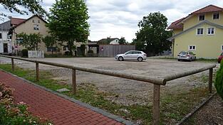 Der bisherige Kiesparkplatz wird neu geordnet, hier beginnen im September die Bauarbeiten.