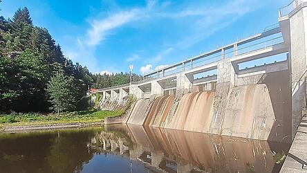 74 Meter ist die Staumauer lang, die sich quer über den Höllensteinsee zieht.