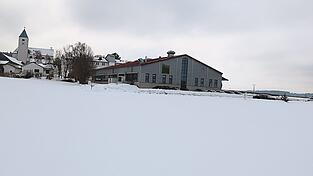 Das neu geschaffene Gewerbegebiet Ast grenzt unmittelbar an die bereit bestehende Halle an.