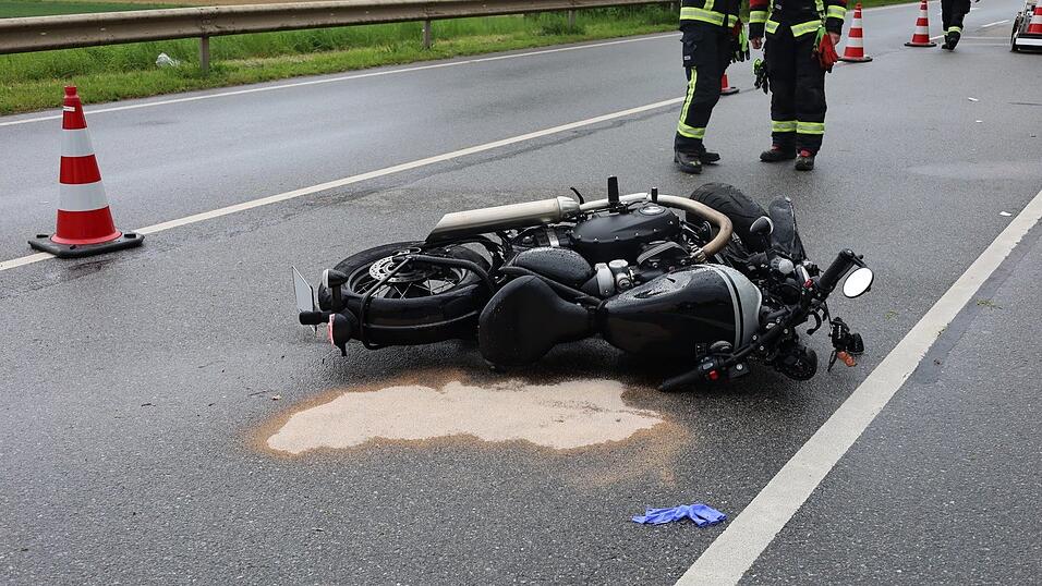Die Maschine war nach dem Unfall nicht mehr fahrbereit. Der 37-jährige Biker kam schwerverletzt ins Krankenhaus. Die Maschine war nach dem Unfall nicht mehr fahrbereit. Der 37-jährige Biker kam schwerverletzt ins Krankenhaus.