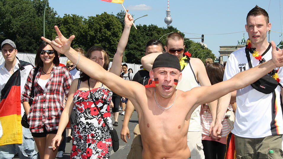 Christian Fertl war am Sonntag auf der Fanmeile in Berlin und erlebte dort das Achtelfinale gegen England auf Gro&szlig;leinwand.
