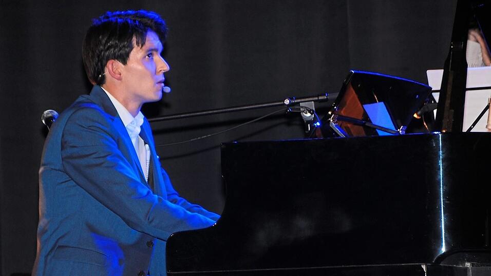 Pianist Florian Wagner am schwarzen Stadthallen-Flügel. Pianist Florian Wagner am schwarzen Stadthallen-Flügel.