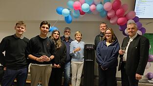 Die Sch&uuml;lersprecher sowie Vertreter der Schule und der Stadt Moosburg bei der Inbetriebnahme des Wasserspenders in der Schulaula.