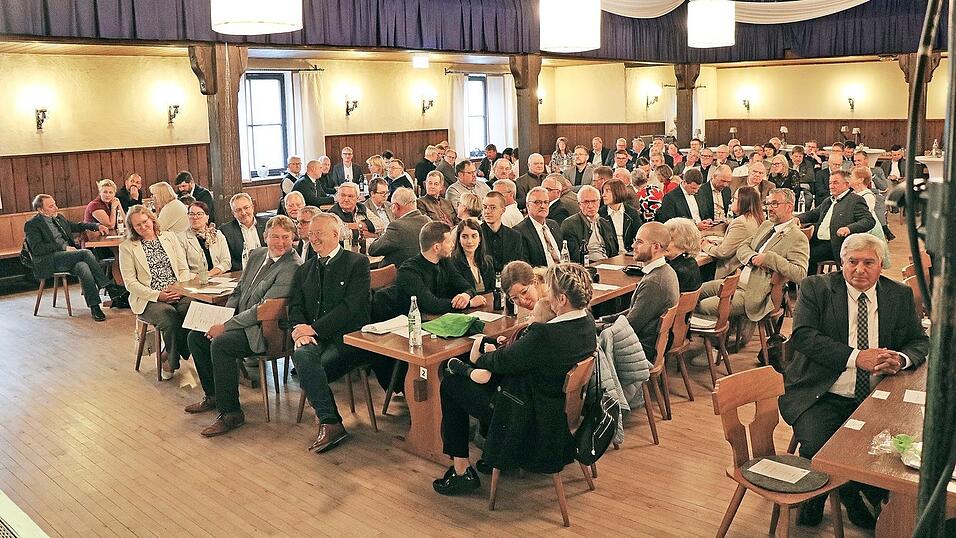 Rund 125 geladene G&auml;ste aus Politik, Wirtschaft, Kirche, von &Auml;mtern, Beh&ouml;rden, Schulen und Bildungseinrichtungen, Sicherheits- und Hilfsorganisationen sowie aus den Partnerst&auml;dten Elz, Marktoberdorf und Klenč&iacute; pod Čerchovem sind am Dienstagabend der Einladung der Stadt zur offiziellen Verabschiedung von B&uuml;rgermeister a.D. Markus Ackermann in die TV-Halle gefolgt.