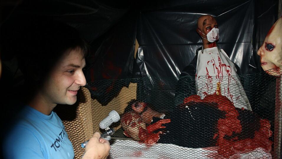 Krueger meets Krüger: Horror-Kultfigur Freddy spukt bis Halloween im gleichnamigen Freizeit-Center in Ittling.