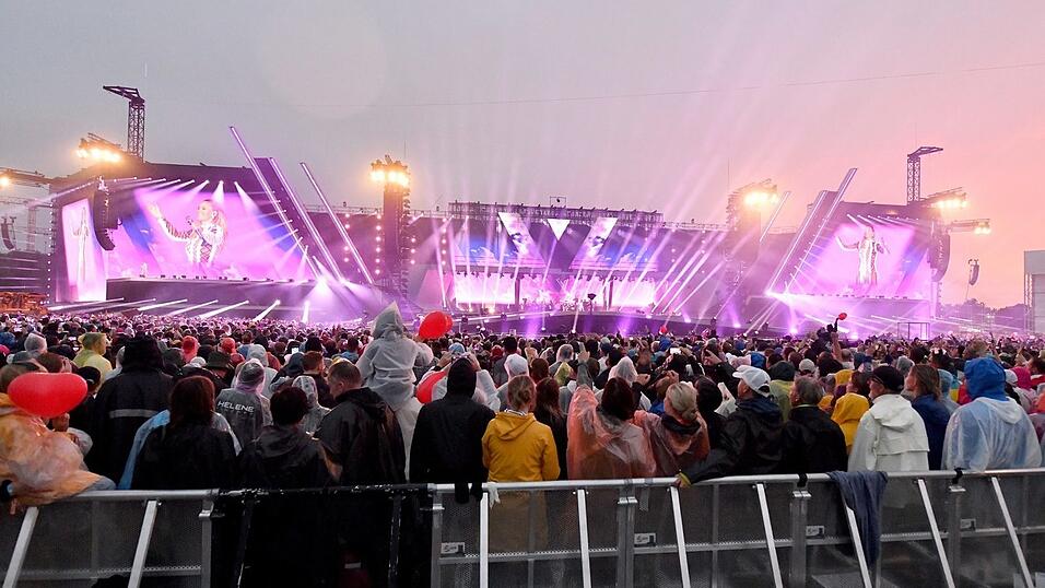 Superstar Helene Fischer verzauberte am Samstagabend 130.000 Zuschauer bei einem Open-Air-Konzert in München. Superstar Helene Fischer verzauberte am Samstagabend 130.000 Zuschauer bei einem Open-Air-Konzert in München.