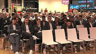 Die Spieler der Profi-Mannschaft im feinen Zwirn.