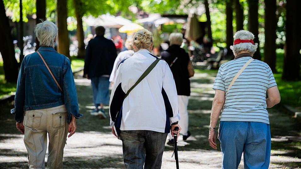 Seniorinnen und Senioren erhalten h&ouml;here Bez&uuml;ge. (Symbolbild)