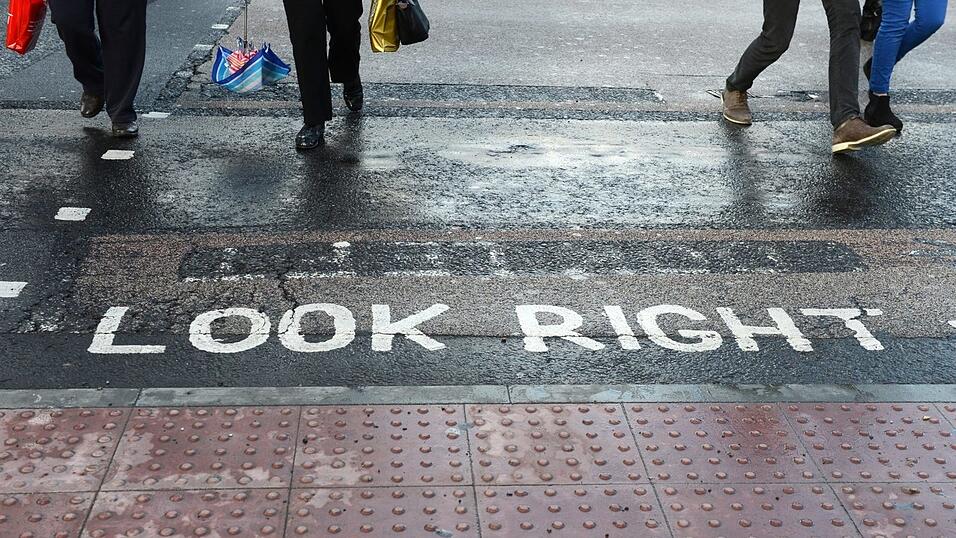 Achtung, Umdenken erforderlich: Bei Linksverkehr musst du beim Überqueren der Straße immer zuerst nach rechts schauen, bevor du losgehst. Achtung, Umdenken erforderlich: Bei Linksverkehr musst du beim Überqueren der Straße immer zuerst nach rechts schauen, bevor du losgehst.
