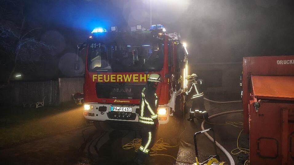 In der Nacht auf Mittwoch brannte eine Kerzenfabrik in Rotthalmünster (Kreis Passau). Der Schaden wird aktuell auf rund 250.000 Euro geschätzt.